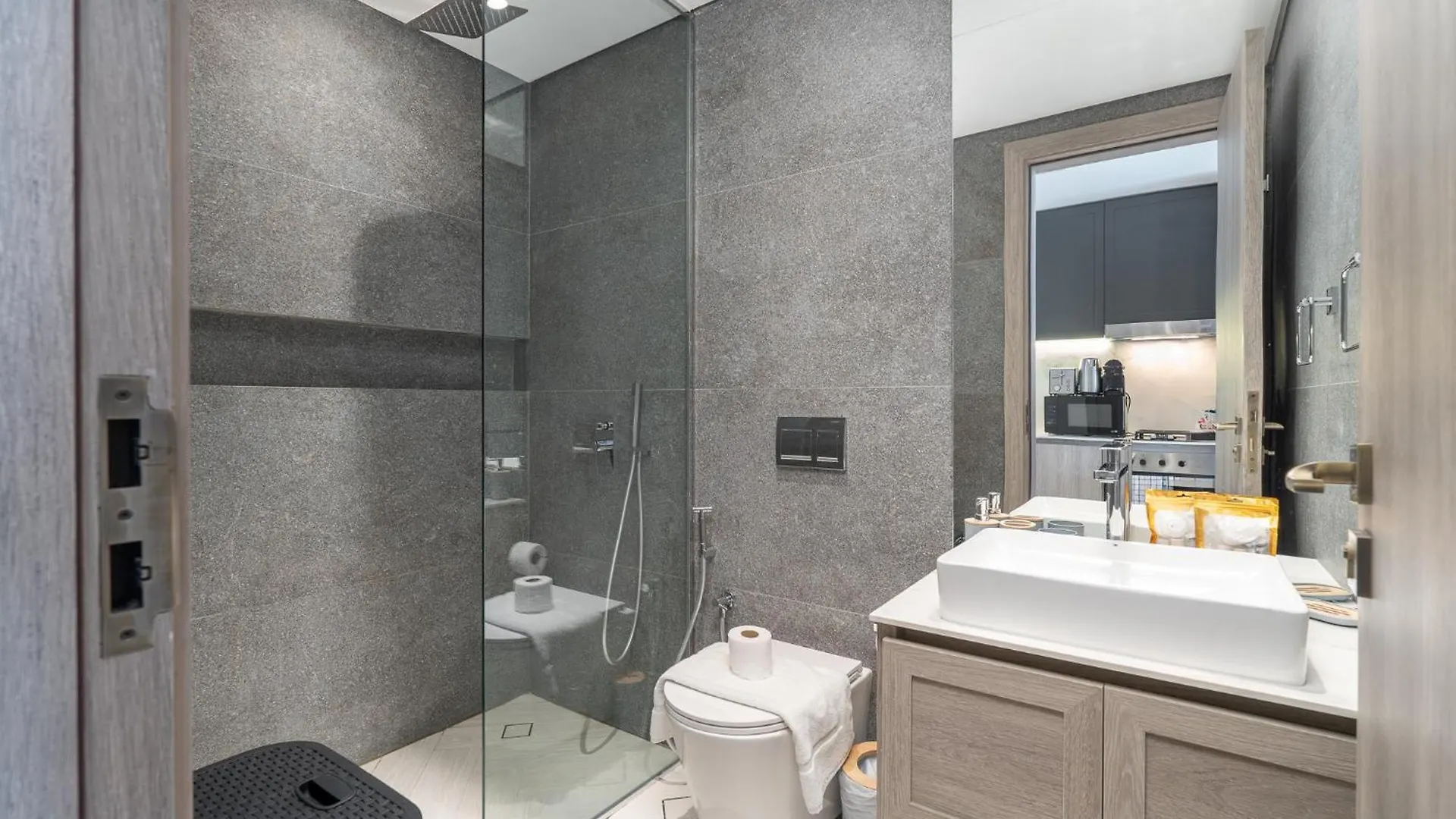 Beautiful Pool View Jvc Cozy And Stylish Czechin Apartment Dubai