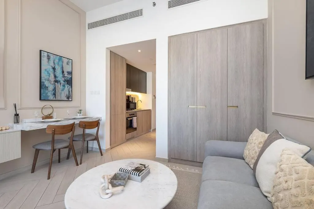 Appartamento Beautiful Pool View Jvc Cozy And Stylish Czechin Dubai